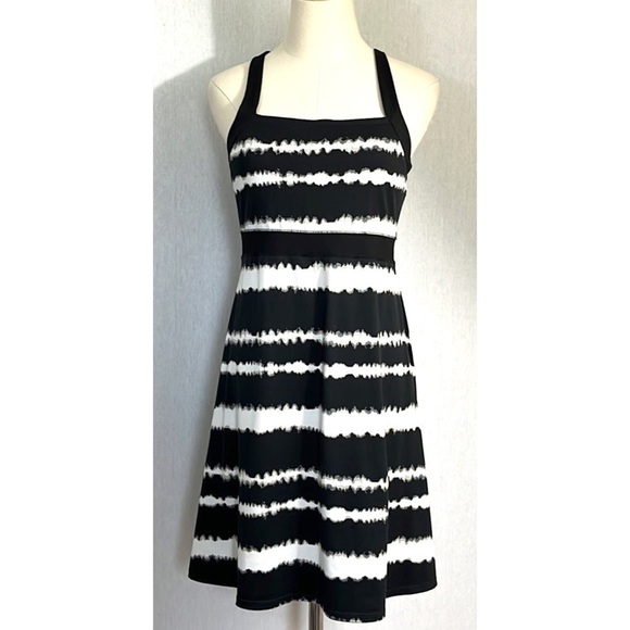 Soybu Dresses & Skirts - SOYBU Crossback Strap Built In Shelf Bra Athletic Black & White Dress M